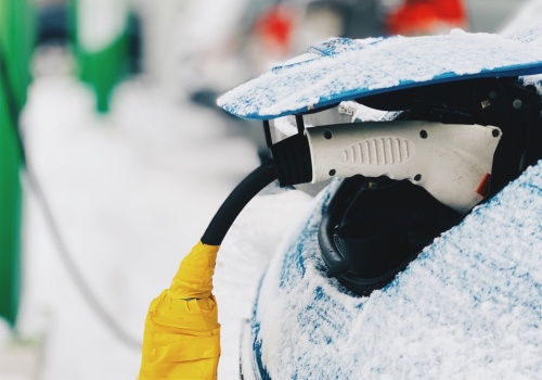 Gdy paliwo drożeje, elektryki znów przyciągają uwagę kierowców. O zakupie wciąż decyduje rachunek