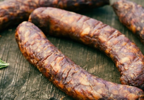 Po co kiełbasie czerwony sznurek na końcu? Mało kto wie, co on oznacza