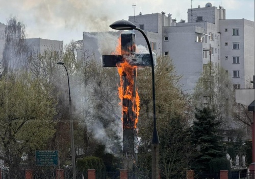Policja podała prawdopodobną przyczynę pożaru krzyża papieskiego w Warszawie
