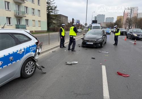 Wjechała w stojący radiowóz na drodze. Ranny policjant i kierująca peugeotem