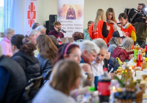 Śniadanie wielkanocne dla potrzebujących – gest solidarności i nadziei