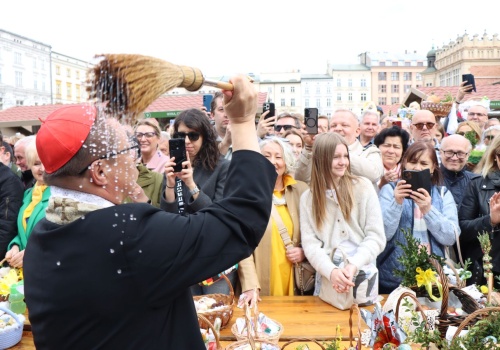 Rynek Główny pełen wiernych. Tradycyjne święcenie pokarmów w Krakowie