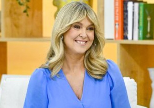 Już nosi najmodniejszy kolor sezonu. Jej sukienka to hit na wesela