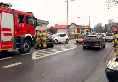 Wypadek w Namysłowie. Jedna osoba ranna w zderzeniu trzech aut