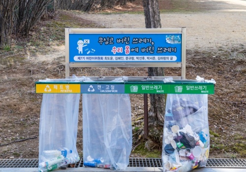 Zaskakujący efekt wojny w Iranie. Brakuje nakrętek i worków na śmieci