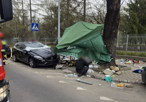 Samochód wjechał w stragan przy Cmentarzu Rakowickim (Galeria)