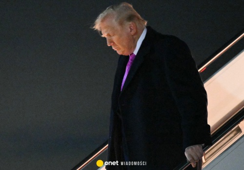 Chytry plan Donalda Trumpa sypie się jak domek z kart. Zmowa milczenia w Białym Domu