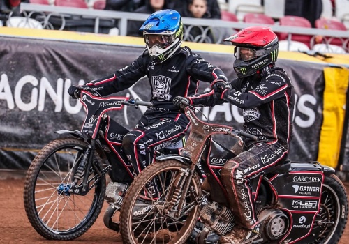 Żużlowa Ostrovia pewnie wygrywa derby Wielkopolski. Powrót Woffindena i groźny upadek Mencela