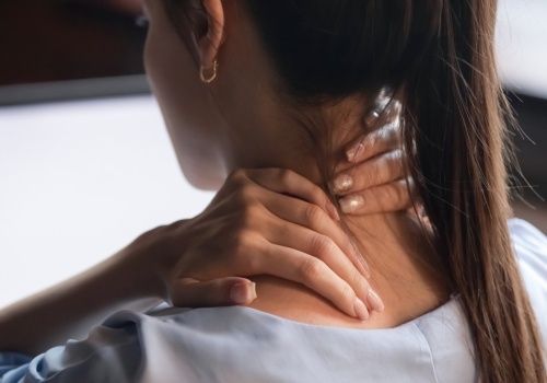 To dlatego szyja i barki są spięte i sztywne. Tak zlikwidujesz objawy