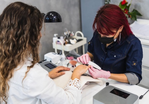 Stylistki biją na alarm, tak źle nie było od dawna. Klientki wskazują przyczynę