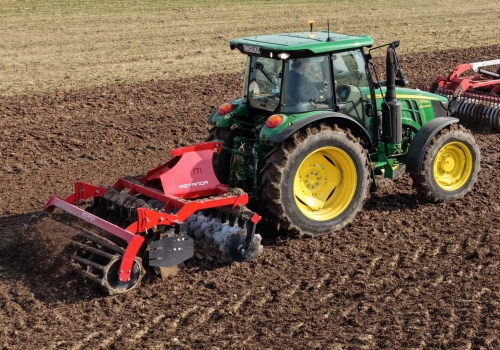 Talerzówka czy kultywator? Wiosną łatwo zniszczyć strukturę gleby