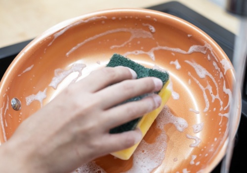 Wiele osób robi to zbyt rzadko. Jak często zmieniać gąbkę do naczyń?