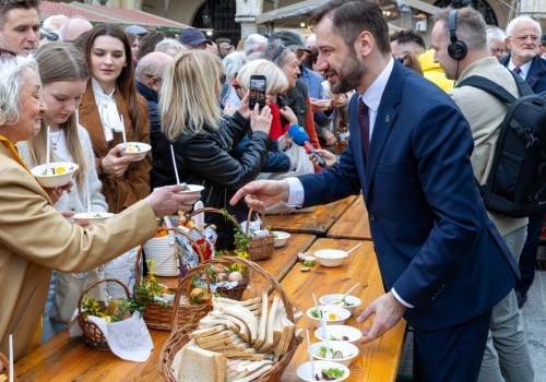 Wielkie gotowanie na Rynku Głównym. Krakowianie tłumnie ruszyli po wielkanocny żurek.