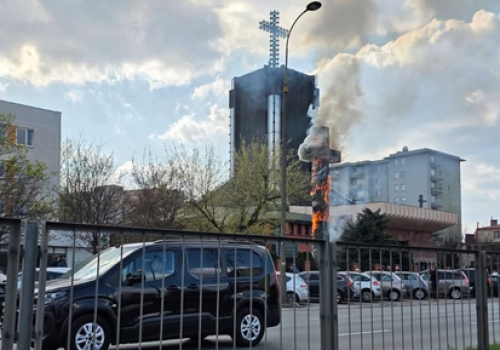 Pożar krzyża papieskiego. Policja podaje prawdopodobną przyczynę