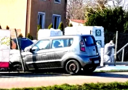 Było za szybko na DW 747. Kia wypadła z drogi, staranowała ogrodzenie