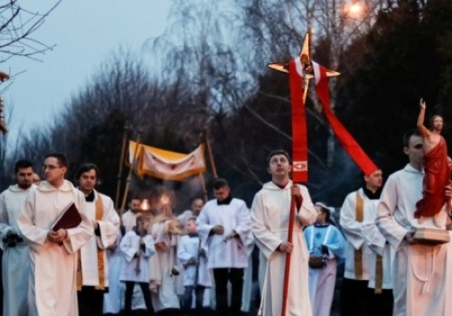 Procesje rezurekcyjne w Koninie. Jedni świętują wieczorem, inni rano