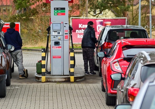 Niemcy tłumnie przekraczają granicę z Polską. 