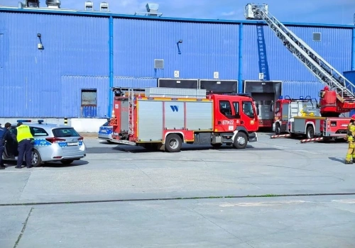 Policjanci zatrzymali złodziei na dachu nieczynnej hali. Funkcjonariuszy przetransportowali tam strażacy