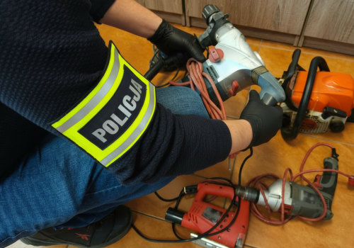 10-latek wyniósł narzędzia, dorosły je sprzedał. Policjanci odzyskali większość utraconego sprzętu