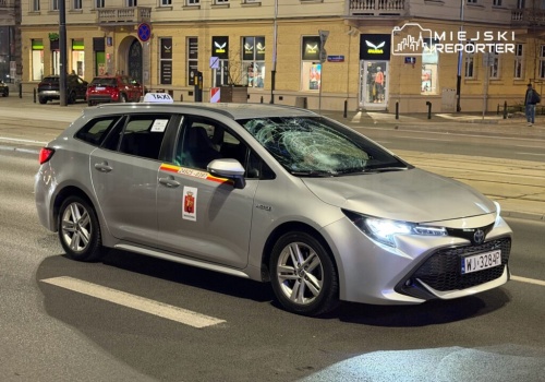 Pieszy przebiegał przez Al. Jerozolimskie w miejscu niedozwolonym. Został potrącony