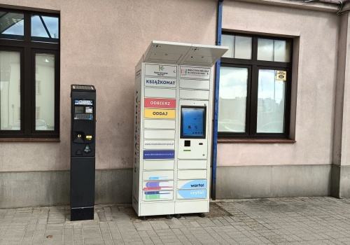 Książkomat w Kościerzynie już działa. Burmistrz wyjaśnia, jak z niego korzystać