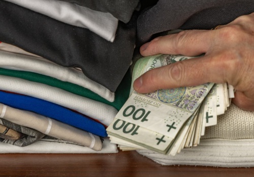 Banki zaczęły ostrzegać. Ta kwota schowana w szufladzie może uratować ci tydzień życia