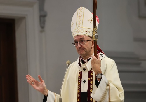 Abp Galbas: zmartwychwstały Chrystus mówi do nas: „w najmroczniejszym mroku jestem z Tobą”