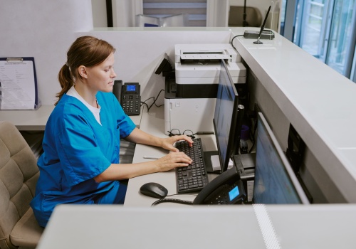 9081 zł z licencjatem i specjalizacją. W 2026 roku nowe pensje minimalne pielęgniarek