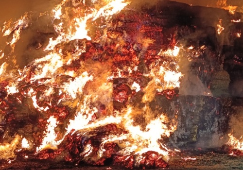 Kto podpalił stertę słomy w OHZ Kamieniec Ząbkowicki? 10 tysięcy złotych nagrody za wskazanie podpalacza