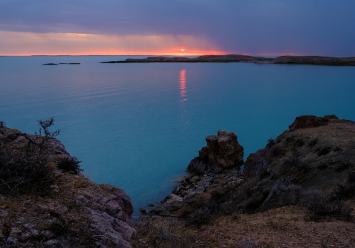 To jezioro jest słodko-słone. Wody się nie mieszają. Jest stukrotnie większe od Śniardw