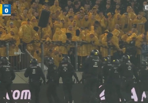 Piekło na trybunach! Starcia, race i panika. Policja musiała wkroczyć do akcji