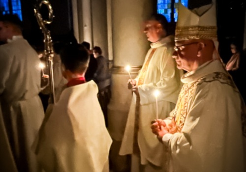 Czas, wieczność i odnowienie u źródła. Wigilia Paschalna u św. Jana Chrzciciela w Raciborzu-Ostrogu z biskupem