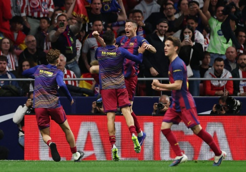 Barcelona ucieka Realowi. Robert Lewandowski strzela gola barkiem