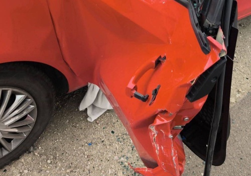 Uderzył w drzwi, z których wychodziło dziecko i UCIEKŁ!