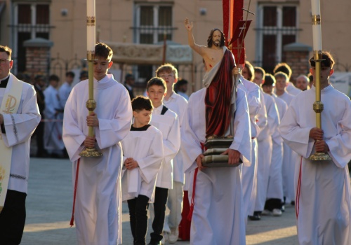 Dawniej Wielkanocy nie było bez porannej procesji rezurekcyjnej. Spotykamy się ze świąteczną tradycją