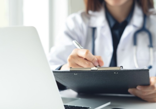 Papier wciąż wygrywa z cyfryzacją. Szpitale zmagają się z barierą mentalną