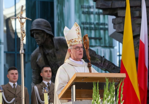 Katedra polowa: Liturgia Wigilii Paschalnej z udziałem wojska