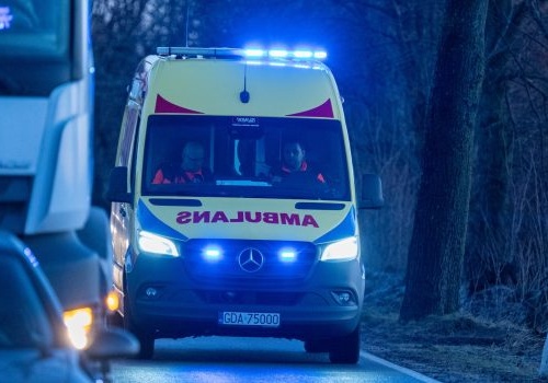 Samochód uderzył w drzewo w powiecie kościerskim. Nie żyje 18-letni kierowca