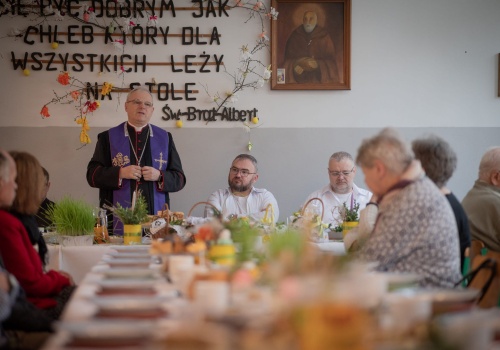 Wielkanocne spotkanie w świdnickich schroniskach. Przy jednym stole zasiedli bezdomni i biskup