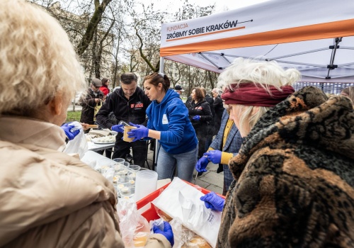 1700 porcji żurku i setki spotkań. Wielkanoc dla samotnych w Krakowie na rekordową skalę