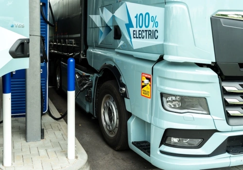 Koniec marzeń o elektrycznych tirach. Unia wywiesza białą flagę, ratując polską potęgę transportową