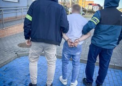 Poszukiwali go listem gończym. Wpadł w kanapie