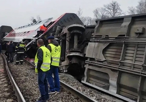Siedem wagonów pociągu w Rosji wypadło z torów. 59 osób rannych