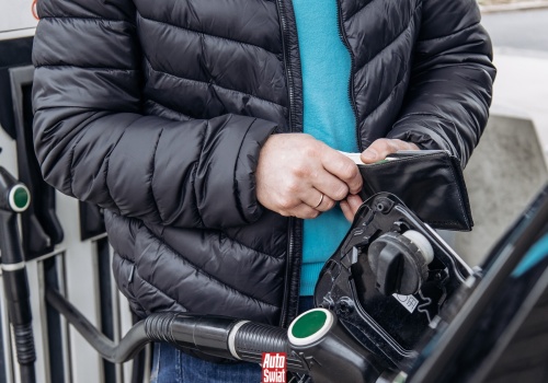 Sprawdziłem, ile paliwa da się kupić za pensję minimalną. 