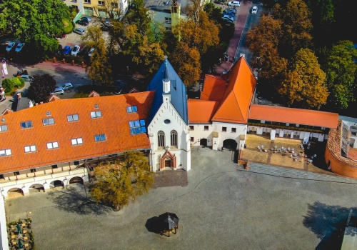 Powiat raciborski inwestuje w kompensację mocy biernej. Oszczędności i nowoczesne zarządzanie energią