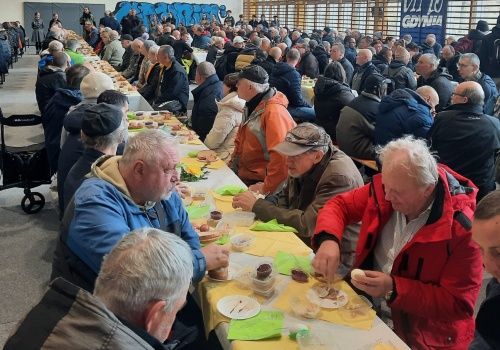 Samotni i potrzebujący Gdynianie spotkali się na śniadaniu wielkanocnym