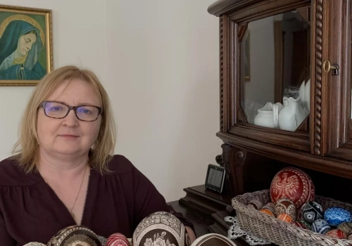 Pisanki z ciągnikiem? Ta rolniczka robi cuda na skorupkach