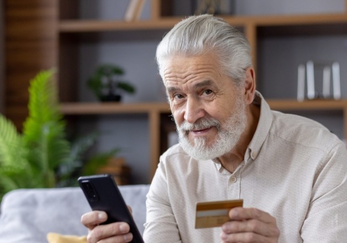 Zniżki na leki, zabiegi i badania. Darmową kartę seniora wyrobisz w 5 minut