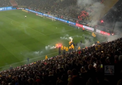 Skandal podczas meczu w Dreźnie. Kibice wtargnęli na boisko i odpalili race