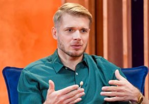 Był uzależniony od alkoholu. 